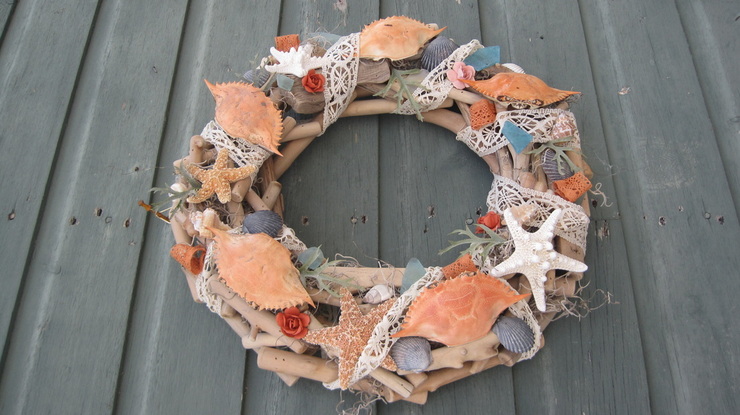 Driftwood and shell wreath. DIY tutorials at www.shellcrafter.com