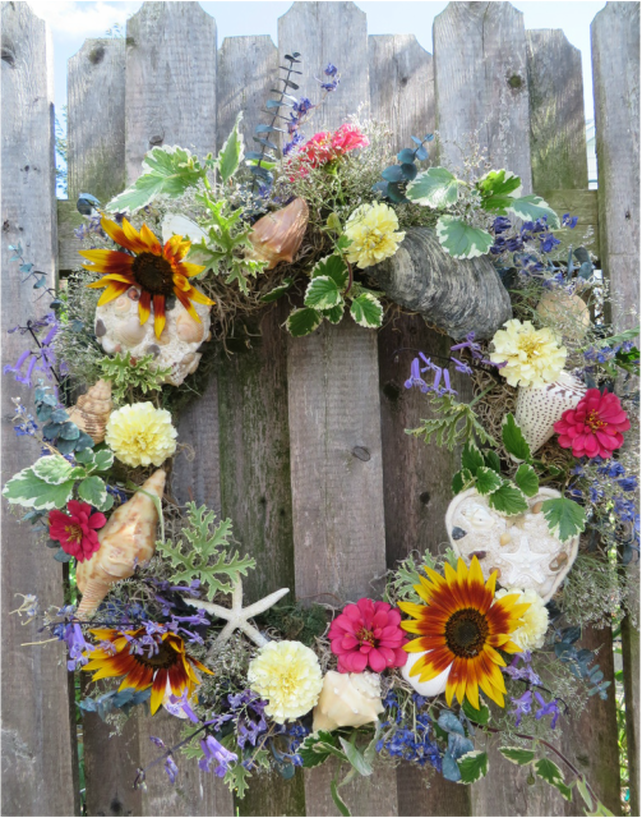 Incredible shell and flower wreath. Find the tutorial at www.shellcrafter.com