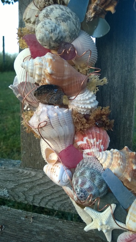Incredible seashell wreath! DIY with detailed tutorials, this is an awesome site! www.shellcrafter.com