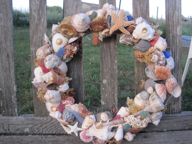 sea shell wreath with sea glass. This tutorial site tells you how to make it! www.shellcrafter.com